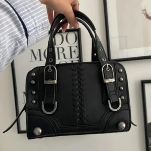 Zara väska - Zara väska som ej säljs längre. Silverdetaljer, väskan är i nyskick. Endast använd fåtal gånger. Pris kan diskuteras. (Lånad bild)