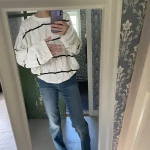 En superfin randig kabelstickad tröja från BikBok som tyvärr inte kommer till användning😕 Den är i storlek xs men rätt oversized i passform så skulle säga att den är xs-s🫶🏻 Den är endast använd 3-4 gånger så den är fortfarande i väldigt fint skick! 