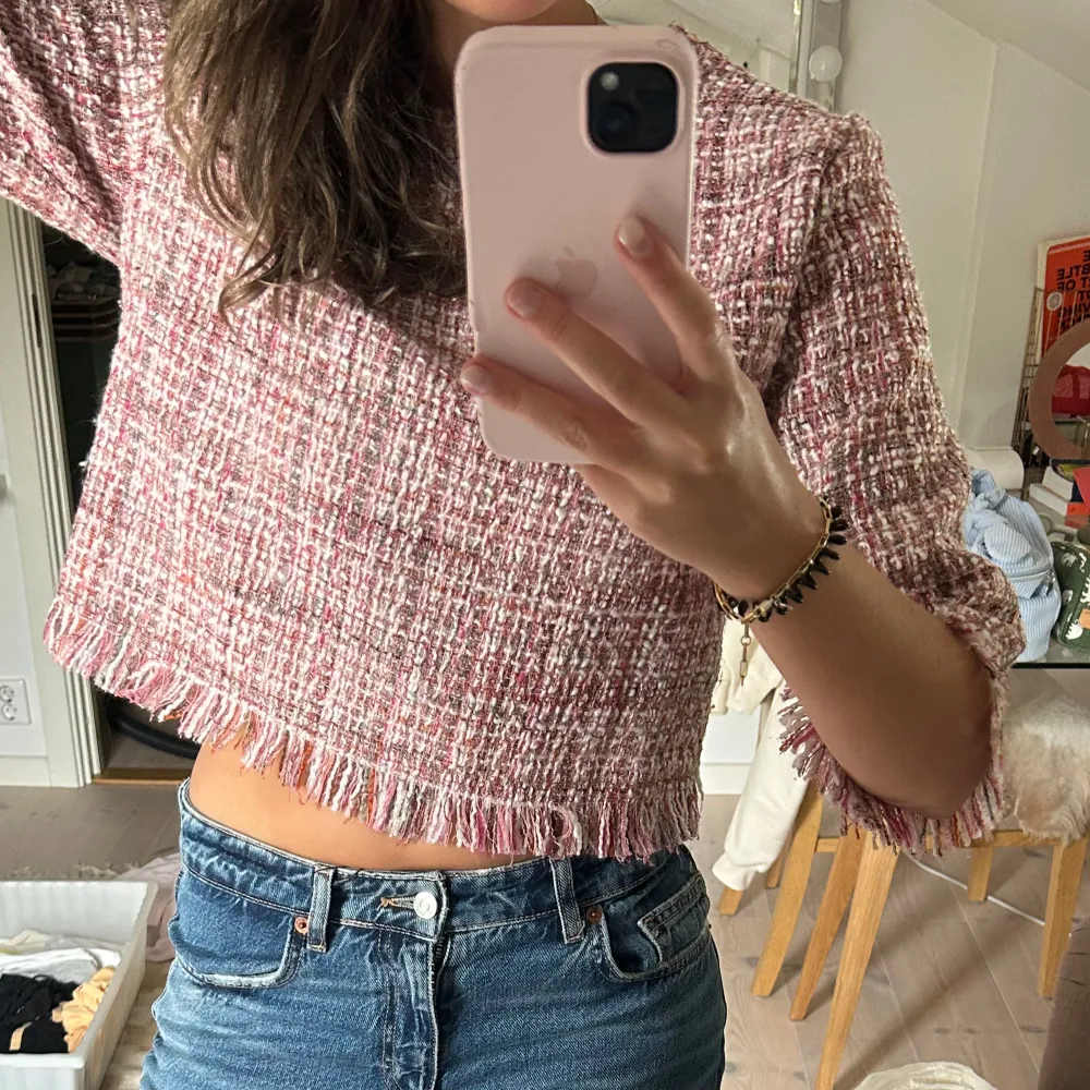 Rosa tröja från zara med lite fransar längst kanterna. Aldrig använd inga defekter. Storlek S. Passar XS också! Kvar så länge det inte står ”såld” och köparen står för frakt ❤️. T-paidat.