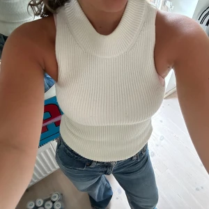 Topp  - Vit topp från AFJ x NAKD. Inte använd Inge defekter. Kvar så länge det inte står såld. Köparen står för frakt ❤️❤️passar XS-M