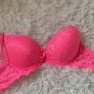 Rosa spets bh - Endast testad aldrig använd då jag råka köpa alldeles fel storlek!!! 💞💞 C KUPA Laddat upp massa nytt fint till hösten så gå in på min profil och kolla så kan jag samposta 🥰🌸