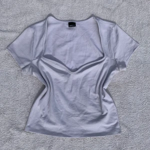 Topp - Fin croppad topp från Gina Tricot i ribbat material. V-ringad och bra passform☺️ Storlek S, man nog passa M också. Bra skick🤍