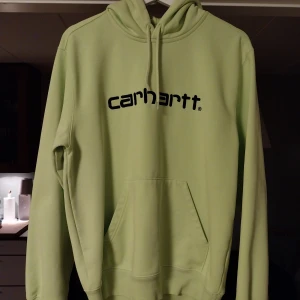 Carhartt hoodie - Säljer min Carhartt hoodie då den är för liten för mig.  Köpt på Nk för några år sen för runt 1200kr Strl Small 