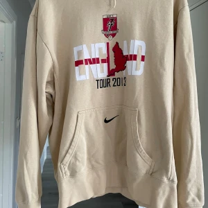 Nike Hoodie - England - Nike Hoodie med motiv från England. Ytterst unik hoodie från Nike  Skick 6,5/10 (Använd många gånger men fortfarande rätt bra skick) Nypris 600-700 kr