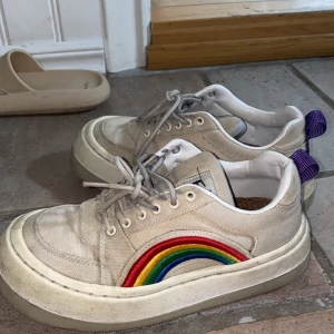 Beige sneakers med regnbågsdetalj - Säljer mina Eytys med regnbåge😍! Älskar att ha till basic outfits🙌🏼