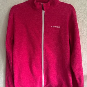 Everest fleecetröja  - Använd en del. Bra skick. Pris kan diskuteras 