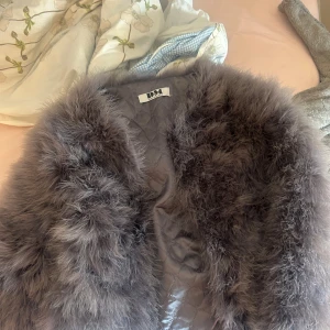 Fluff jacka  - Helt oanvänd. Normal i storleken skulle säga S. Ordinarie pris är cirka 2500kr. Säljer pågrund av att jag inte använder!  #stockholmstil #fluffjacka #jacka #stil
