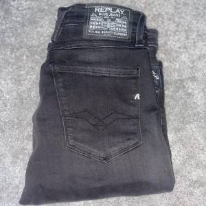 Replay anbass - Säljer ett par snygga svarta replay anbass jeans. W30 L34, bra skick, går inte ner i pris