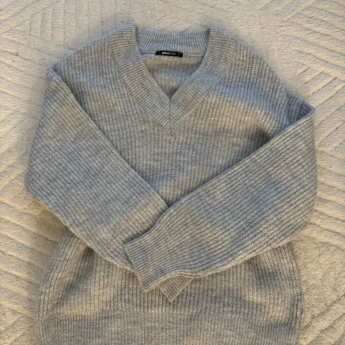 grå stickad tröja