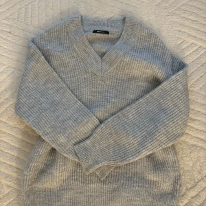 grå stickad tröja - säljer denna gråa stickade tröjan från ginatricot. xs men känns större 💓