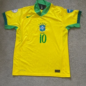 Fotbollströja  - Fin fotbollströja helt ny, storlek M skriv vid intresse eller om du har en fråga