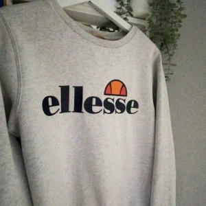 Ellesse tröja - Jättefin Ellesse tröja som passar bra nu till hösten🍂Använts varsamt, fint skick, pris kan diskuteras 