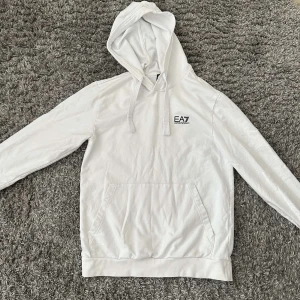 EA7 tröja - Bra skick, sitter ganska bra.  Knappas använd.