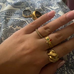 Pandora ring - Söt ring som jag säljer för att den e från ett ex, kom privat för fler bilder! Man får även med sig boxen för ringen, priset går att diskutera