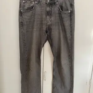 Säljer ett par grå jeans i storlek 36/32. De har en klassisk femficksdesign och en rak passform. Perfekta för en avslappnad stil och kan matchas med nästan vad som helst. De är i bra skick och redo för en ny ägare!