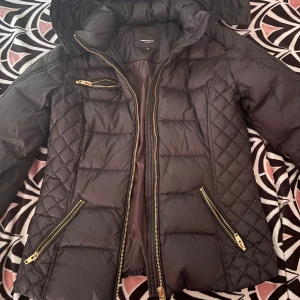 Rockandblue Jacka  - Säljer min fina rockandblue jacka i svart med guld detaljer.Använt jackan under  två vintrar, men är som helt ny. Finns inga stora fel på jackan men kan förekomma små defekter såsom lite rost vid dragkedjorna (bild4). Pris kan diskuteras! Som helt ny