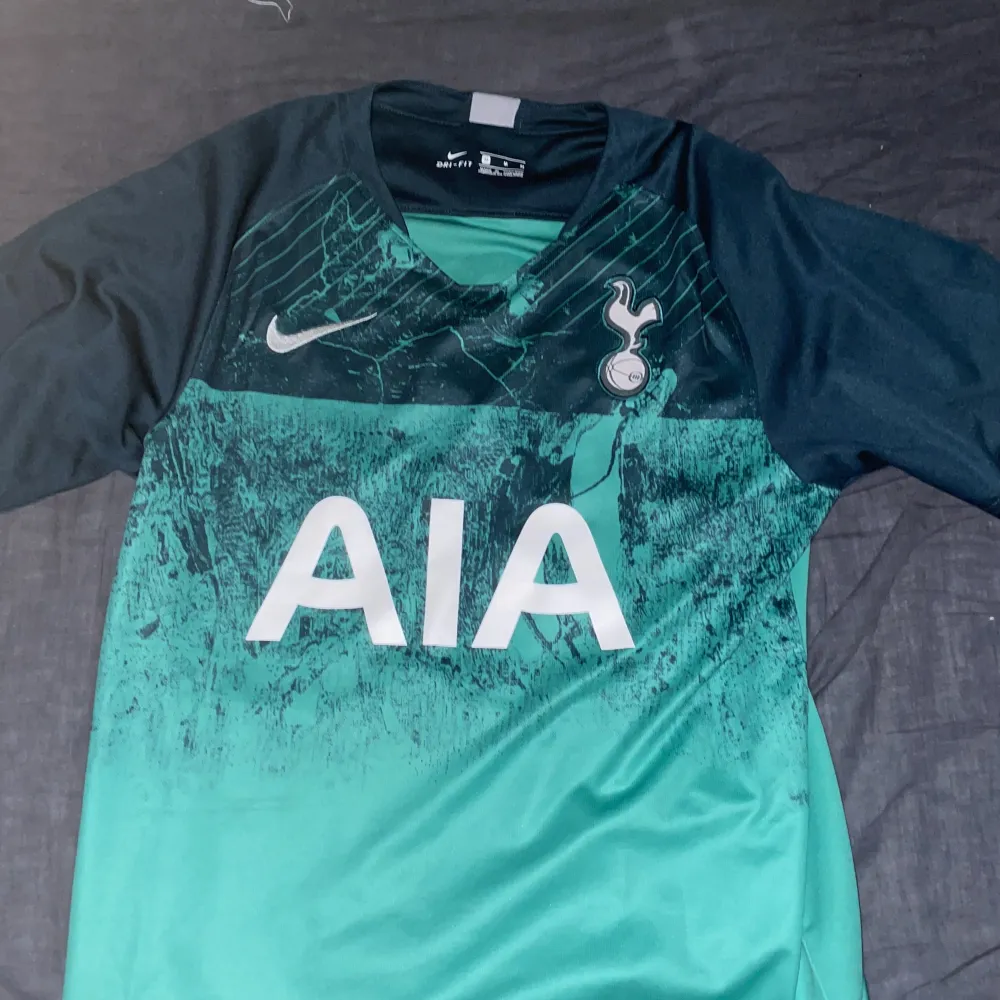 Säljer nu min Tottenham tröja, dele nmr 20, den är helt ny utan prislapp så den är inte trasig eller nånting💧. T-shirts.