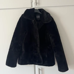 Svart pälsjacka  - Använt bara några gånger, inte min stil Söt till vintern 