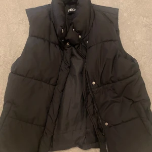 Väst - Säljer en snygg svart väst från Vero Moda i storlek S. Västen har bara använts ett fåtal gånger och är i perfekt skick. Det finns två små fläckar som går enkelt att tvätta bort. Pris kan diskuteras 