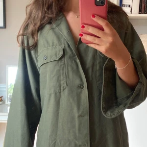 Skjorta  - Super cool grön oversized skjorta i militär färg! Kan användas som jacka också!💚