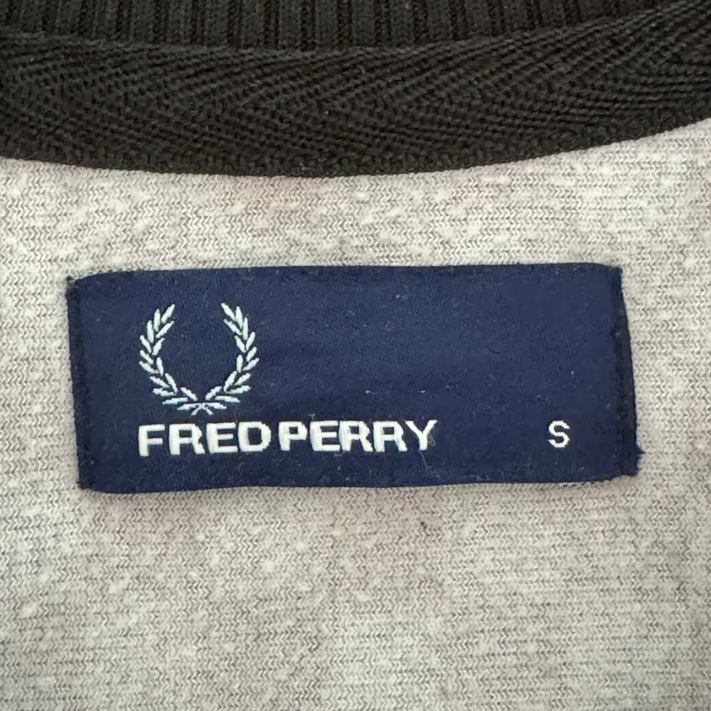 Svart Fred Perry zip tröja i storlek small syns lite att den har används . Tröjor & Koftor.