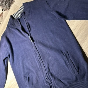 Stickad full-zip tröja - 13-14år är rätt så ändvänd men ändå bra skick.