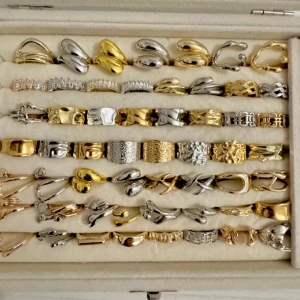 Alla som köper minst 2 ringar får en slumpmässig vald ring på köpet. -   Ringarna är guld pläterade och är justerbara vilket innebär att de passar alla! Skötselråd och putsduk medföljer! Skriv för specifika bilder och pris då vissa är billigare än andra! Hör av vid intresse! 💓 