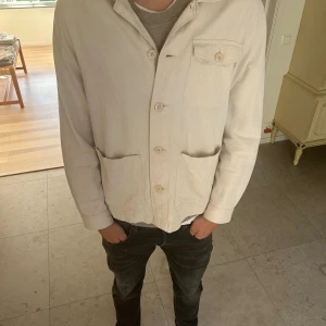 Overshirt  - Säljer en riktigt schysst overshirt i vitt från märket Dobber. Inga defekter inprincip nyskick. Nypris är 600 men jag säljer ändast för 250 pågrund av att den inte kommer till användning. Har ni frågor eller funderingar är det bara att höra av sig