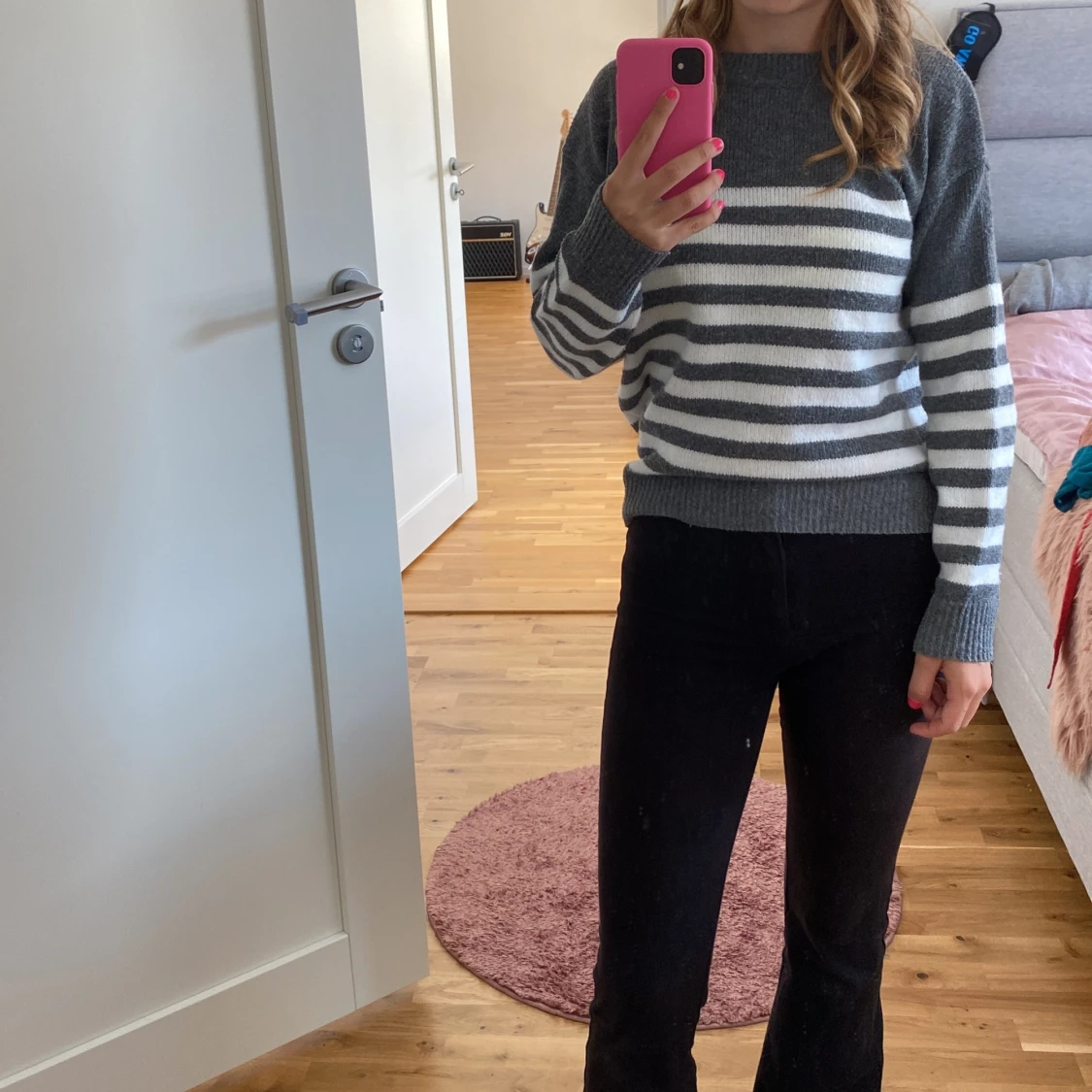 Grå och vit randig tröja