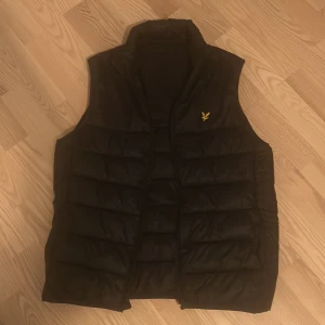 Lyle&Scott Väst - Skön Marinblå Lyle&Scott väst som aldrig andvänts  skick 10/10