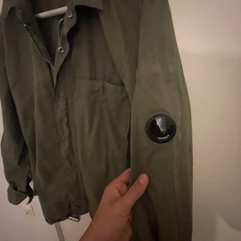 Säljer nu min cp company jacka/overshirt för att den är för liten. Jackan är i ny skick. Ny pris 3500 vårat pris 2000. Storleken är Medium  Priset är inte hugget i sten  Tveka inte på att skriva någon fråga 🍾🍾. Jackor.