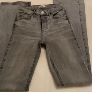 Jeans - Säljer mina lågmidjade gråa jeans då de inte kommer till nån användning längre