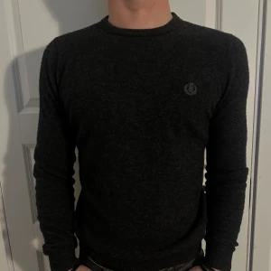 Mörkgrå Tröja från Henri Lloyd - En stilren mörkgrå tröja från Henri Lloyd. Den är långärmad och har en diskret logga på bröstet. Tröjan är i bra skick! Storlek M men passar även som S. Modellen är 182 cm och väger 75 kg. Pris går att diskuteras!