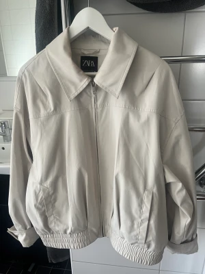 vår jacka - vit/creme jacka från zara! 
