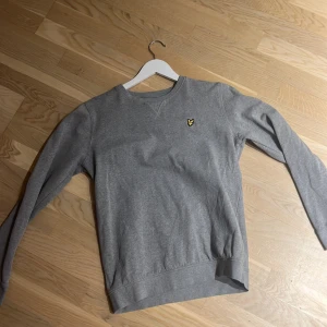 Lyle and scott grå tröja  - Säljer min gråa lyle and scott som jag knappt använt och den blivit för litern 