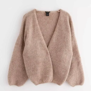 Beige stickad kofta från lindex  - Mysig stickad kofta från lindex, säljer pågrund av att den inte passar mig
