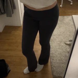 Low waist yoga byxor  - Super sköna och fina yoga byxor, som har tyvärr blivit för korta för mig (är 174 cm lång). Bild 3 visar färgen lite bättre. Inga defekter:) Skriv gärna om du har frågor💞