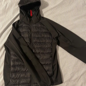 Ralph lauren jacka - Säljer nu min ralph lauren jacka då den inte riktigt kom till användning. Jackan är i extremt bra skick och bara använd ett fåtal gånger. Ett litet hål på innersidan av jackan men  verkligen inget som märks. Köpt på miinto för 4300, kvitto finns.