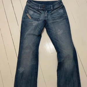 Lågmidjade disel jeans - Säljer dessa jättefina lågmidjade jeansen från disel. De är i storlek w25 L34, säljer då de är för små.