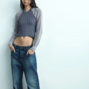 Grå stickad croppad tröja - Säljer en trendig, gråblå stickad tröja med öppen rygg från Zara, använd en gång