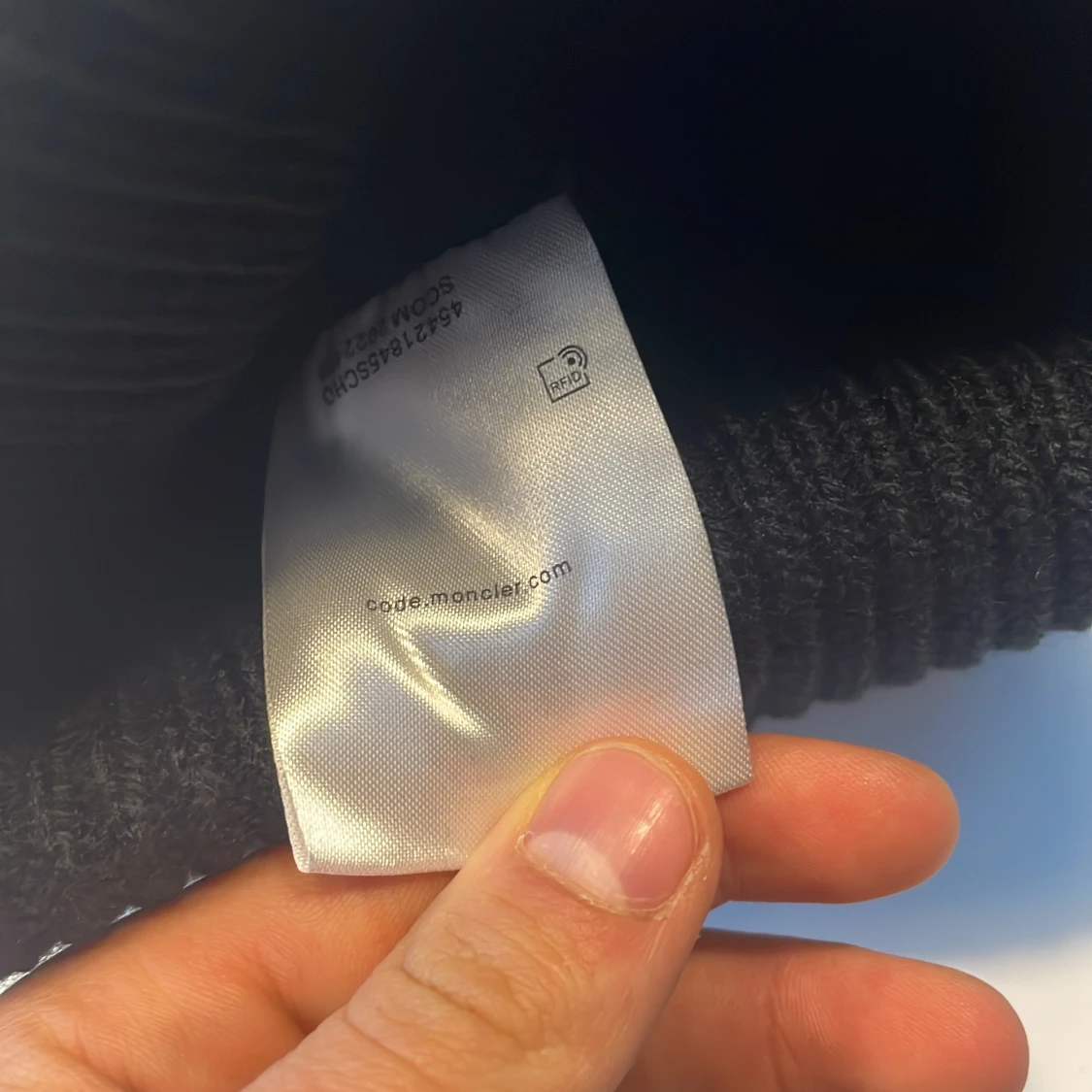 Svart ribbad mössa från Moncler - 3