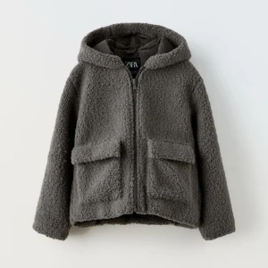Grå teddyjacka från Zara - Mysig grå teddyjacka från Zara med huva och dragkedja framtill. Jätte fin och ser ny ut🩷