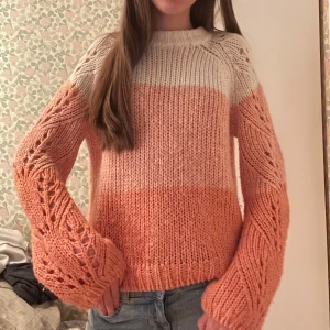 Stickad tröja  - Säljer min sååå fina stickade tröja med jättesöta färger och fina detaljer på armarna 💖💖💖💖😚 passar perfekt nu till våren!!!! Barnstorlek 13-14 år men passar även mig som brukar bära xs i stickat🫶🏼🫶🏼 I bra skick men kan förekomma tecken på användning pga att den är lite nopprig i vissa ljus men absolut inget man tänker på💘💘💘💕💕