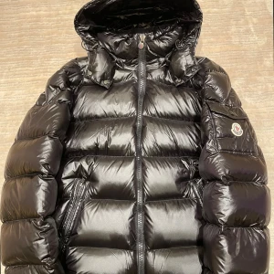 Moncler Maya  - En helt ny Moncler Maya i storlek M som passar perfekt för denna kyliga vintern. Nfc och skan finns och alla prislappar medföljer! 