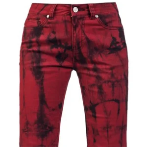Röda batikmönstrade byxor - Snygga röda byxor med svart batikmönster. De är väldigt stretchiga och knappt använda.  Perfekta för en unik och trendig stil. 