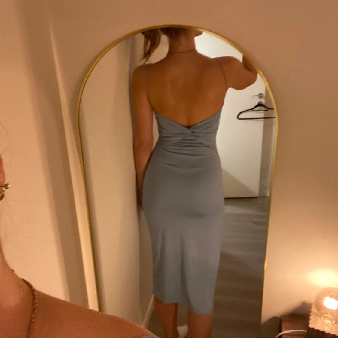 Ljusblå klänning med slits - 1