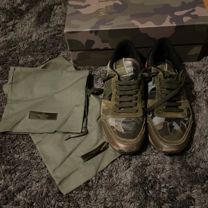 Valentino rockrunners - Säljer ett par TVÄRFETA valentino rockrunners perfekta inför våren och sommaren. Skorna är i storlek 42 men passar mig som har 43. Allt og medföljer, 2 dustbags + box. Skorna är i mycket bra skick med några små defekter. Hör av er vid fler frågor eller bilder. Priset kan diskuteras! 