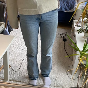 Ljusblå jeans från Zara - Säljer ett par ljusblå jeans från Zara. De är uppsprättade, se sista bild. Byxorna har en rak passform och är midwaist. Kan skicka mått om de behövs!💕💕