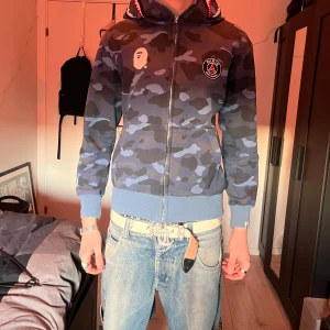 Bape x PSG 'Navy' - Storlek M men passar S bättre. Tag finns