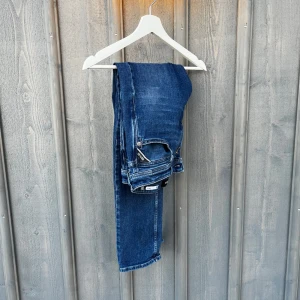 Replay Jeans - Blå replay jeans. Strl 28/30. Hör av dig vid frågor. Pris kan diskuteras.